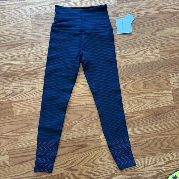 Beyond Yoga Desert Border High Waisted Midi Leggings Blue Red Striped XSmall NWT - Picture 1 of 7